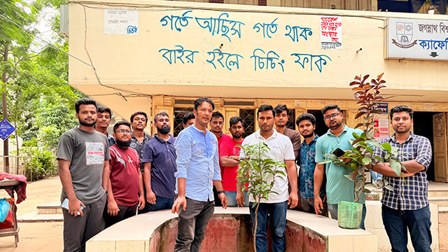 গণঅভ্যুত্থানের শহীদদের স্মরণে জবি ছাত্রদল নেতা শাহরিয়ারের বৃক্ষরোপণ 